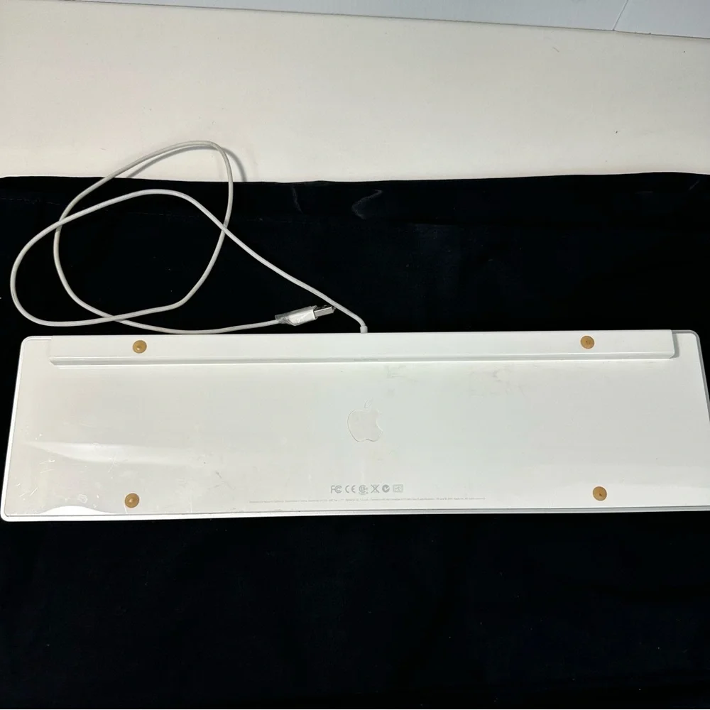 Apple hardwired keyboard number A1243 EMC #2171 Works!